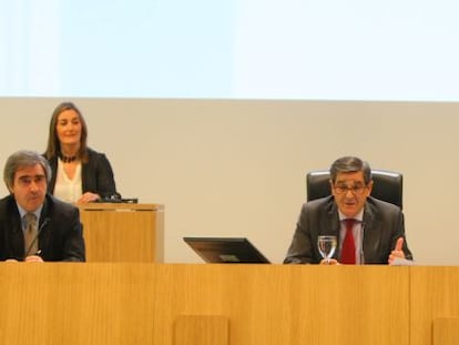 Mario Fernández (centro), en la asamblea de BBK.