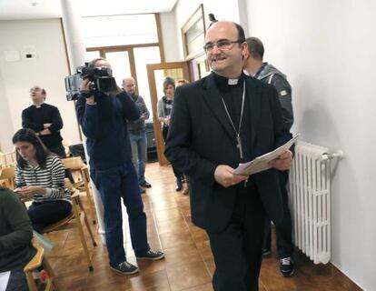 El obispo de San Sebastián, José Ignacio Munilla, antes de la rueda de prensa que ha ofrecido en la capital guipuzcoana.