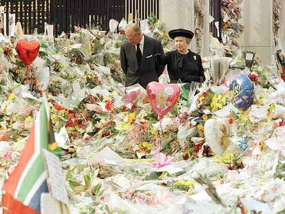 La reina Isabel II y el duque de Edimburgo, entre las flores que los ciudadanos dejaron en honor de Diana.