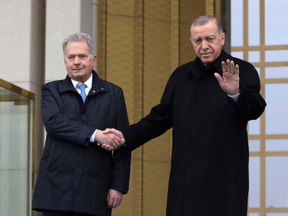 Turkish President Recep Tayyip Erdogan and Finland's President Sauli Niinisto shake hands during a welcome ceremony at the presidential palace in Ankara, Turkey, on March 17, 2023.