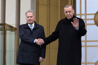 Turkish President Recep Tayyip Erdogan and Finland's President Sauli Niinisto shake hands during a welcome ceremony at the presidential palace in Ankara, Turkey, on March 17, 2023.