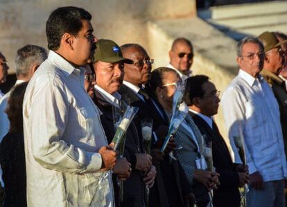 Os presidentes da Venezuela, Nicolás Maduro (esquerda), e da Nicarágua, Daniel Ortega (terceiro pela esquerda), assistem ao enterro das cinzas do líder cubano Fidel Castro no cemitério Santa Ifigenia, em Santiago de Cuba.