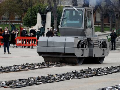 Una apisonadora destruye armas de ETA y los Grapo en el acto celebrado este jueves en Valdemoro (Madrid) con la presencia del presidente Pedro Sánchez.