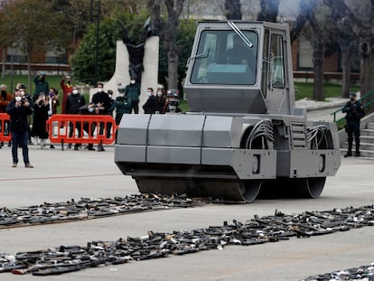 Una apisonadora destruye armas de ETA y los Grapo en el acto celebrado este jueves en Valdemoro (Madrid) con la presencia del presidente Pedro Sánchez.