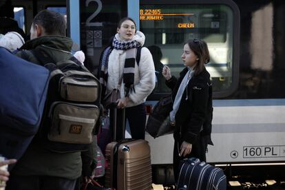 Irina Klimkina, a la derecha, y su amiga Kasia, en el andén de la estación de Chelm, el 11 de marzo.