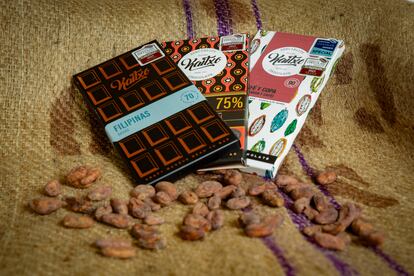 Granos de cacao y chocolate artesano con cacao de origen de Kaitxo, elaborado de principio a fin por esta pequeña marca de calidad. 