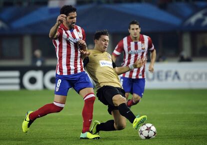 Austria's Marko Stankovic, right, and Madrid's Raul Garcia challenge for the ball during their Champions League third round group G soccer match between FK Austria Wien and Atletico Madrid in Vienna, Austria, Tuesday, Oct. 22, 2013. (AP Photo/Hans Punz)