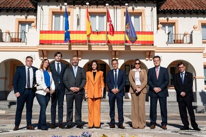 La presidenta de la Comunidad de Madrid, Isabel Díaz Ayuso (c), y el alcalde de Griñón, José María Porras Agenjo, en la foto de familia antes de la reunión extraordinaria del Consejo de Gobierno, este jueves 22 de marzo.