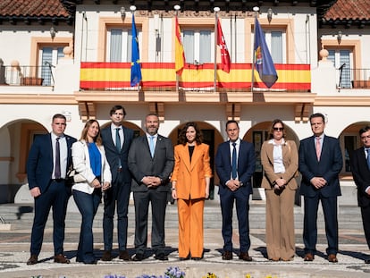 La presidenta de la Comunidad de Madrid, Isabel Díaz Ayuso (c), y el alcalde de Griñón, José María Porras Agenjo, en la foto de familia antes de la reunión extraordinaria del Consejo de Gobierno, este jueves 22 de marzo.