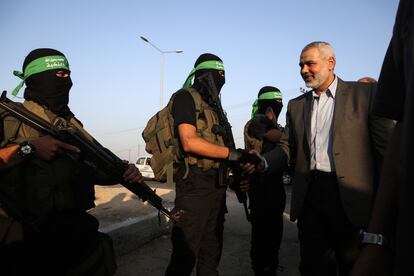 El líder de Hamás, Ismail Haniya, inspecciona los campamentos juveniles de Liberación en el sur de la franja de Gaza, el 1 de agosto de 2015. El brazo armado organizó "campamentos juveniles de liberación" para jóvenes palestinos de edades comprendidas entre 15 y 21 años, y el número de participantes en estos campos fue de 25.000 miembros, según funcionarios de Hamás. 