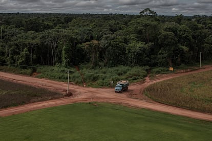 Camiones cargan soja en un silo en la ciudad de Sinop, en el estado de Mato Grosso.