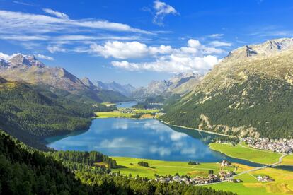 Hace 100 años, el italiano Luigi Giani marchó a buscar fortuna como pescador en el <a href="https://www.sils.ch/en/sils-engadin.html" target="_blank">lago alpino de Sils</a>, a 1.800 metros de altitud, pero enseguida se dio cuenta de que ganaba más transportando turistas por el lago entre los pueblos de Sils Maria y Maloja, una de las rutas en barco más altas de Europa, por un decorado alpino de ensueño. Al timón sigue sentándose un Giani: Franco, nieto de Luigi.