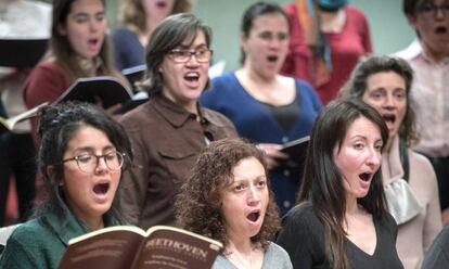 Membres de l&rsquo;Orfe&oacute; Catal&agrave;, dimarts durant un assaig a les depend&egrave;ncies del Palau de la M&uacute;sica. 