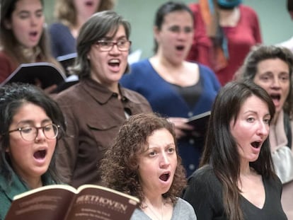 Membres de l&rsquo;Orfe&oacute; Catal&agrave;, dimarts durant un assaig a les depend&egrave;ncies del Palau de la M&uacute;sica. 