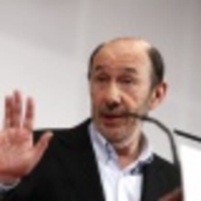 Rubalcaba "comparte" las reivindicaciones de las feministas del PSOE