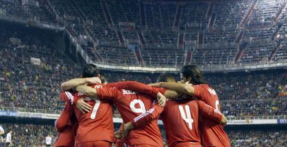 Los jugadores del Madrid, vestidos de rojo en Mestalla, celebran el gol de Benzema.