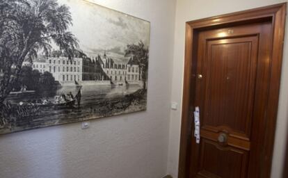 Puerta del domicilio en el céntrico barrio sevillano de Nervión donde esta madrugada un hombre ha sido detenido acusado de matar a su madre de 65 años. Después ha ingresado en la Unidad de Salud Mental de Agudos del complejo hospitalario Virgen del Rocío de la capital hispalense.