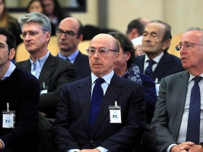 El antiguo presidente del grupo Pescanova Manuel Fernández de Sousa (d), junto a los máximos responsables de la empresa entre 2009 y 2013, se sienta en el banquillo de la Audiencia Nacional en San Fernando de Henares (Madrid).