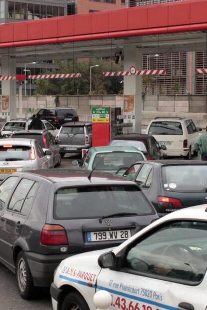 Vehículos hacen cola en una gasolinera en París.