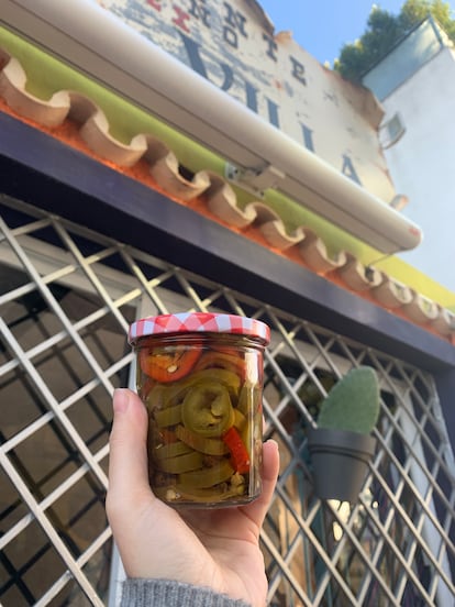 Chiles jalapeños en conserva que el propio cocinero cosecha y vende en su restaurante.