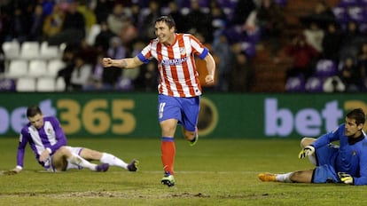 El jugador uruguayo del Atlético de Madrid Cristian 'Cebolla' Rodríguez (27 años) aterrizó en el fútbol español en la temporada 2012/2013 procedente del Oporto. En la imagen, el jugador celebra un gol, durante un partido de Liga.