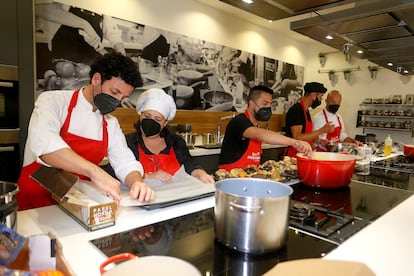 Jornada organizada por la ONG Trabajando en Positivo para concienciar sobre la inserción laboral de cocineros que viven con el VIH. En primer término a la izquierda, el chef Raül Balam Ruscalleda.