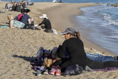 La platja de Barcelona, concorreguda les últimes setmanes de tardor.