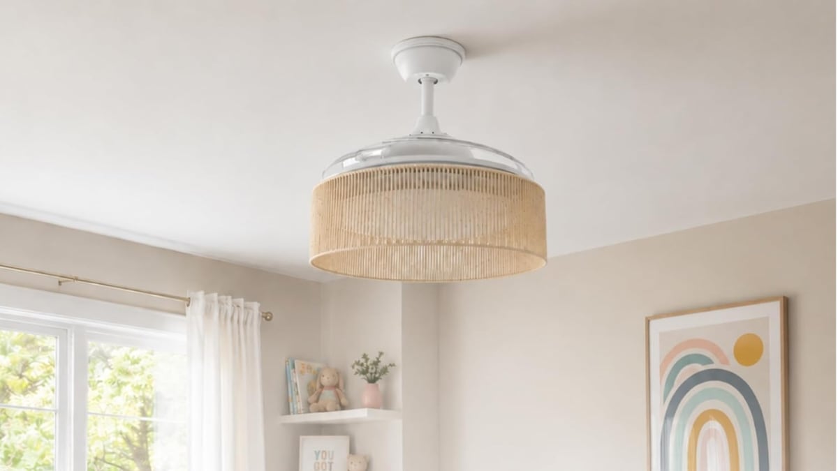 La campana del ventilador está hecha con cuerda de ratán.