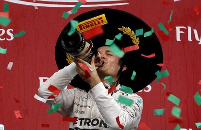 El alem&aacute;n Nico Rosberg (Mercedes) celebra su victoria hoy, domingo 1 de noviembre de 2015, en el podio de premiaci&oacute;n del Gran Premio de M&eacute;xico de F&oacute;rmula Uno en el aut&oacute;dromo Hermanos Rodr&iacute;guez de Ciudad de M&eacute;xico (M&eacute;xico).