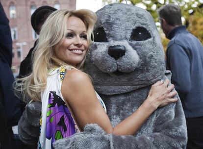 La vigilante de la playa más conocida, Pamela Anderson, se ha unido este viernes a la protesta de la asociación de los derechos animales PETA contra la caza de focas en su país natal, Canadá. La actriz considera que es "terrible" que cientos de miles de focas mueran cada año durante la temporada de caza y ha querido ofrecer su apoyo a esta noble causa. La estrella confía en que su aportación sirva para concienciar a la población sobre la feroz persecución que sufren estos animales.