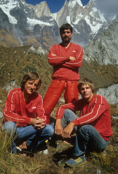 De pie, Colton. A la izquierda, Leach junto a Bell en el campo base del Annapurna IIII en 1981.