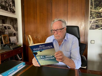 El escritor Alberto Vázquez Figueroa con una edición de su libro 'El agua prometida', el miércoles 12 en su casa.