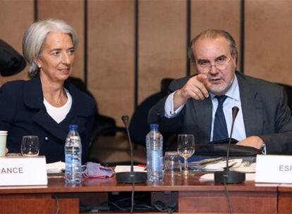 La ministra francesa Christine Lagarde, junto al vicepresidente español, Pedro Solbes, ayer en Bruselas.