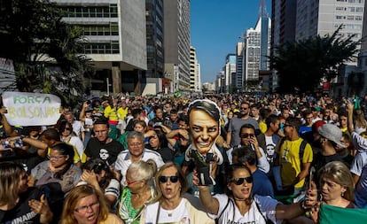 Apoiadores de Bolsonaro exibem inflável do candidato na avenida Paulista.