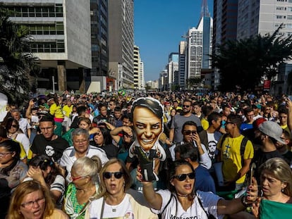 Apoiadores de Bolsonaro exibem inflável do candidato na avenida Paulista.