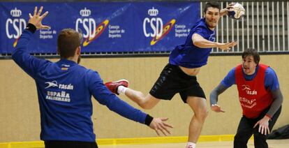 Alex Dujshebaev lanza durante un entrenamiento.