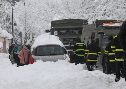 Imagen de la N-VI en San Rafael, Segovia, donde la UME ha convertido el colegio público San Rafael en refugio provisional para atender a parte de los automovilistas atrapados esta noche en temporal de nieve caído.                     