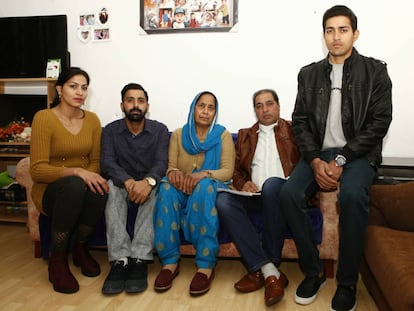 Balwant Singh, segundo por la derecha, su esposa y los tres hijos del matrimonio.