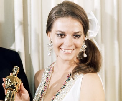 Natalie Wood, en la ceremonia de 1968 en la que entregaba uno de los premios. Aunque, por su estilismo, bien podría salir de algún desfile de Miu Miu.