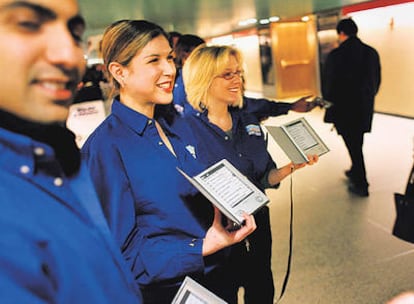 El Sony Reader, en una demostración en la estación Grand Central de Nueva York.