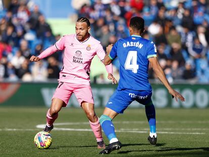 Martin Braithwaite of Espanyol and Gaston Alvarez of Getafe in action during the spanish league, La Liga Santander, football match played between Getafe CF and RCD Espanyol de Barcelona at Coliseum Alfonso Perez stadium on January 15, 2023, in Getafe, Madrid, Spain.
AFP7 
15/01/2023 ONLY FOR USE IN SPAIN