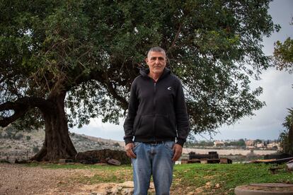 El granjero Hazel Mazguit, junto a su casa de Arab el Aramshe, una de las más próximas a la frontera de Líbano.