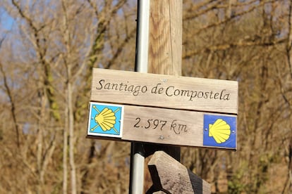 Una de las características señales que jalonan el Camino de Santiago.