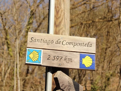 Una de las características señales que jalonan el Camino de Santiago.
