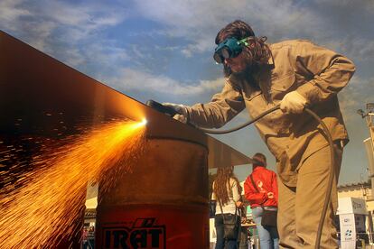 Un artista trabajando en una obra, en la Bienal del Chaco en Argentina.