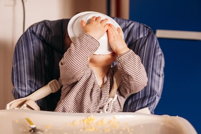 Hora de comer de un bebé.