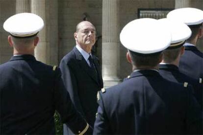 Jacques Chirac pasa revista a las tropas en el homenaje a Dreyfus.