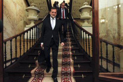 Mariano Rajoy y, al fondo, el portavoz parlamentario del PP, Alfonso Alonso.