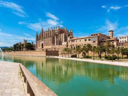 La catedral gótica de Santa María domina la bahía de Palma.