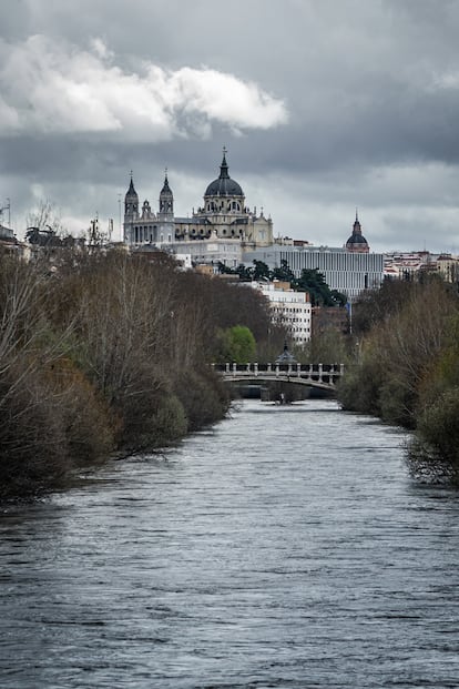 Vista del río Manzanares, en una imagen tomada desde la pasarela de Almuñecar. Al fondo, la catedral de La Almudena.